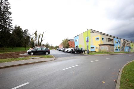 ASFALTIRANO PARKIRIŠČE PRI VRTCU CERKNICA 02 FOTO LJUBO VUKELIČ